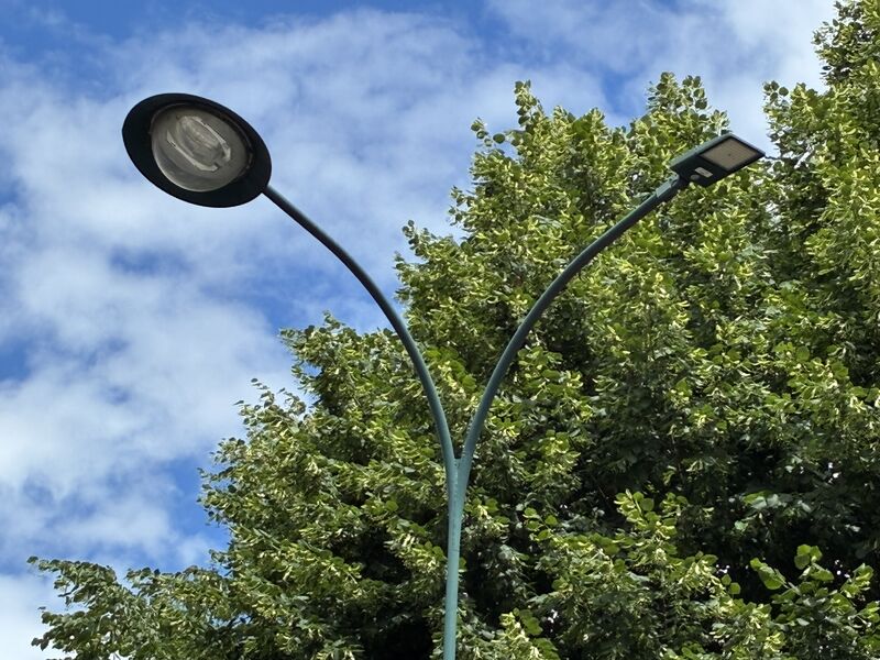 Qual é a cor mais comum para postes e luminárias de iluminação pública?