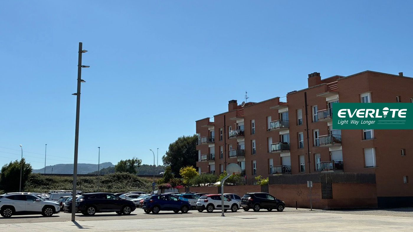 Luz que define o espaço: holofote FL02 em praça pública espanhola