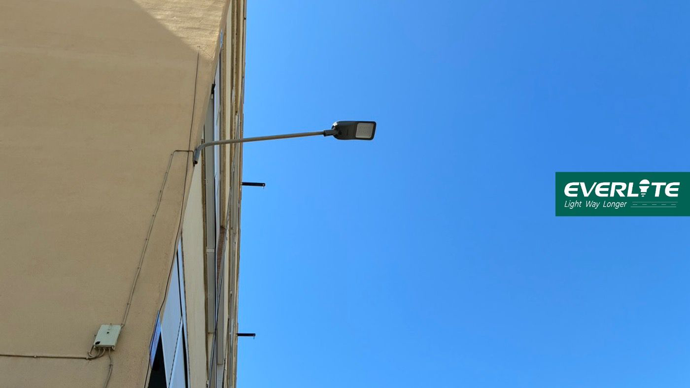 Iluminação pública montada na parede: reimaginando a iluminação de becos estreitos