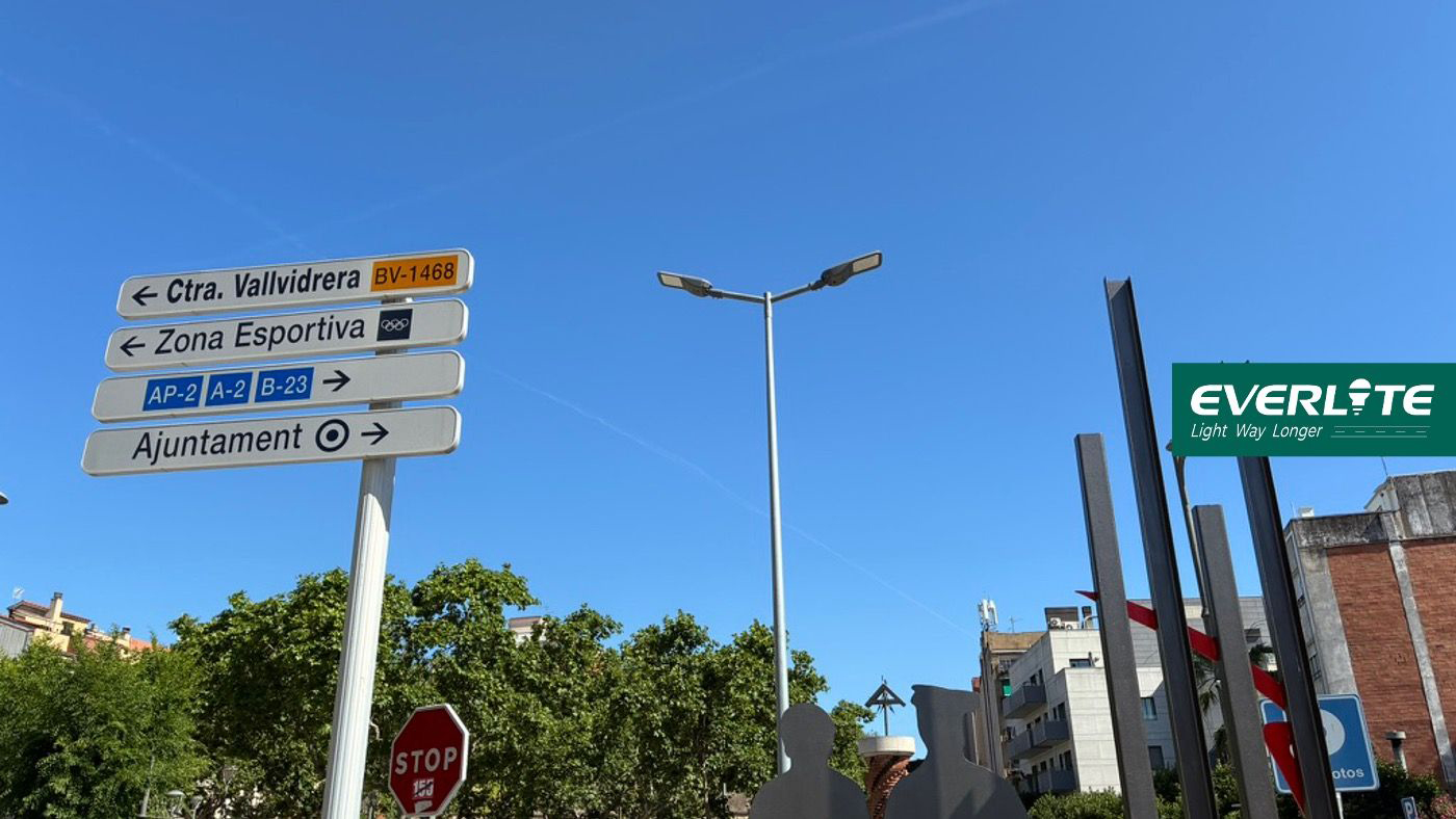 Suportes tipo T vs tipo Y para postes de iluminação com lâmpada dupla